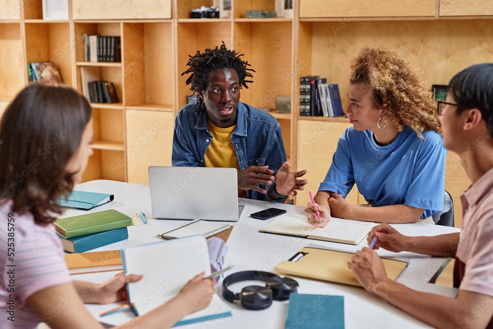 Étudiants travaillant ensemble